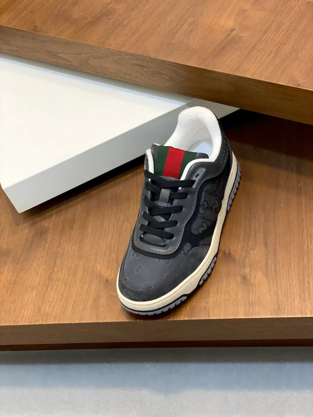 Men's Shoes 💰660 𝐆𝐮𝐜𝐜𝐢 𝐑𝐞-𝐖𝐞𝐛 As the first sneaker created by Sabato De Sarno for Gucci, the Re-Web series reinterprets the brand's classic stripes and sets off the modern silhouette design with bold and unique details. These shoes are crafted from white leather. This new sneaker is ingeniously decorated with many of the brand's classic details, and is equipped with a bright red and green webbing tongue, which will make people fall in love at first sight. White leather treated with a special process for softness and luster, with an embossed grainy texture. Script Gucci logo and interlocking G web label with Interlocking G and script Gucci logo. Rubber outsole with interlocking G detail eyelets. Web tongue. Size: 39-44 (customized for sizes 38 and 45)